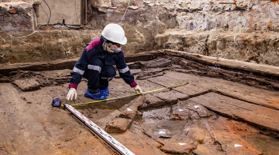 Археологи реставрируют 300-летний «холодильник» из дворца Меншикова